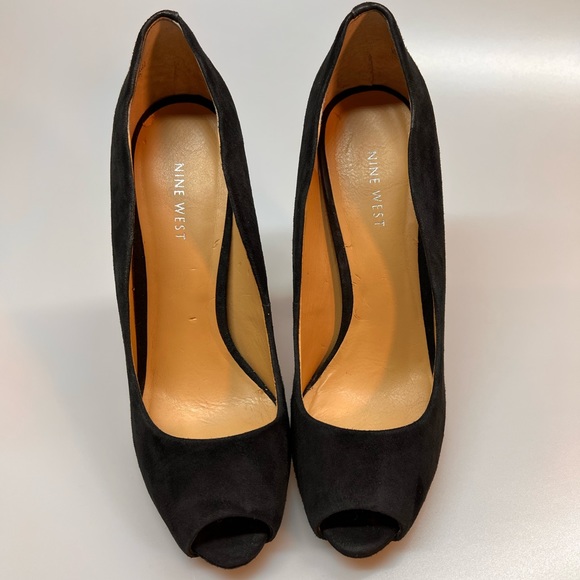 Nine West FEELNGOODR Scalloped Black Suede Peep Toe Heels - Picture 2 of 7